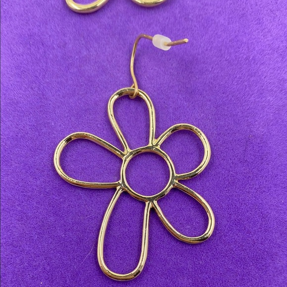 💛 Classic Gold Plated Flower Earrings - Picture 4 of 5